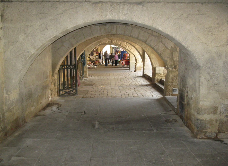 03 Uzes arches around the main square