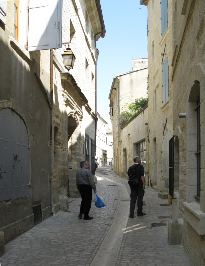 04 Uzes a small side street