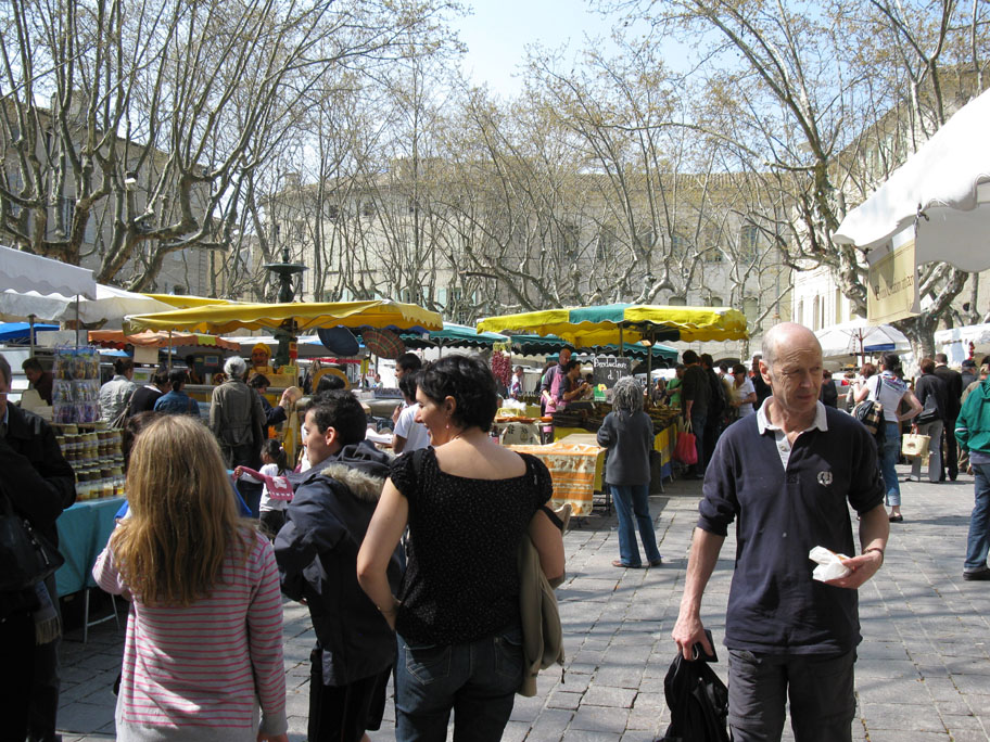 05 Uzes Saturday marked in the main square