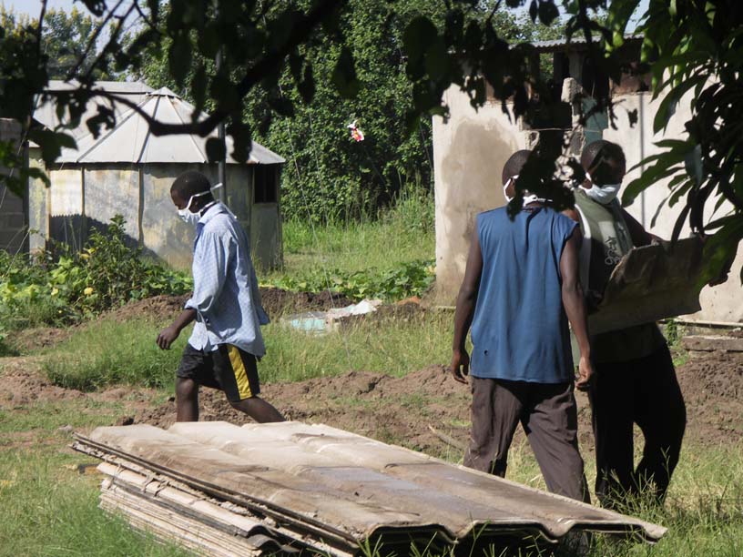 02 The volunteers moving the broken asbestos sheets 2