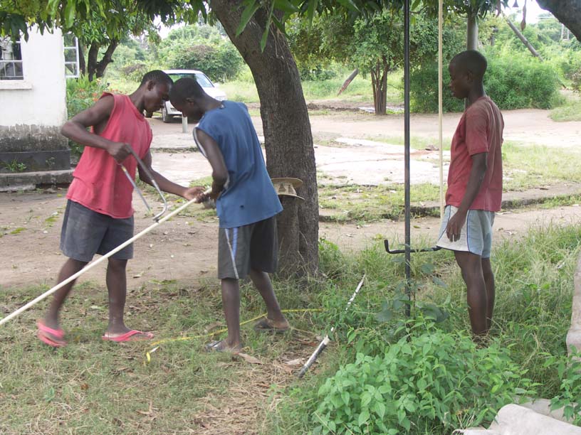 16 The Chisongwe boys get to grip with the water-presser problem