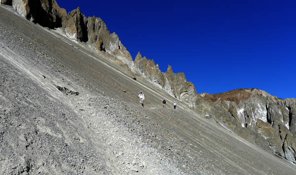 25 Crossing one o many scree slopes