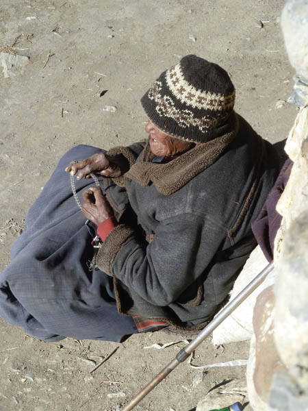 02 Old Tibetan lady saying her 'tenga'