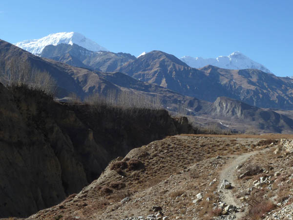 03 Tilicho Peak and Nilghiri from the track