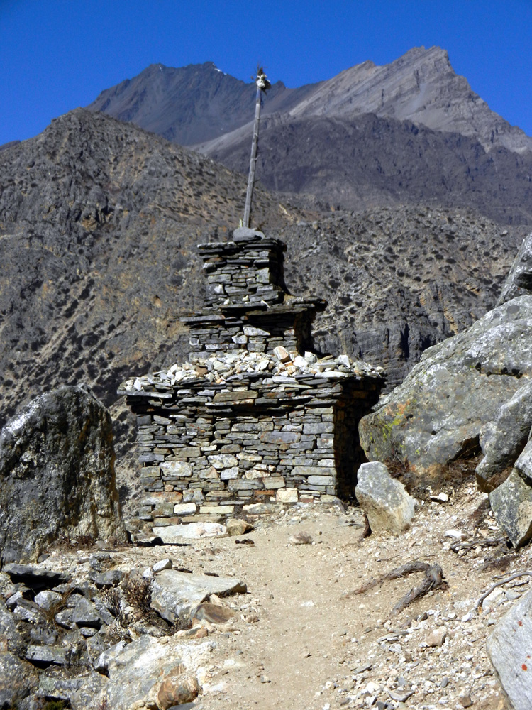 07 A trailside chorten