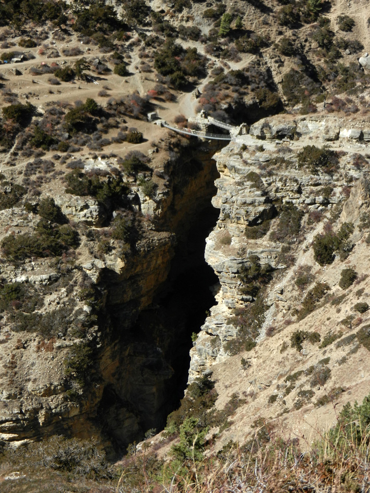 11 The new and old bridges over the deep gorge