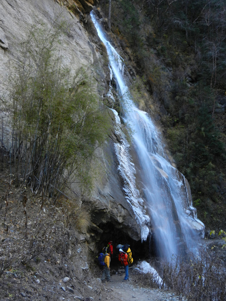 02 The icy waterfall traverse