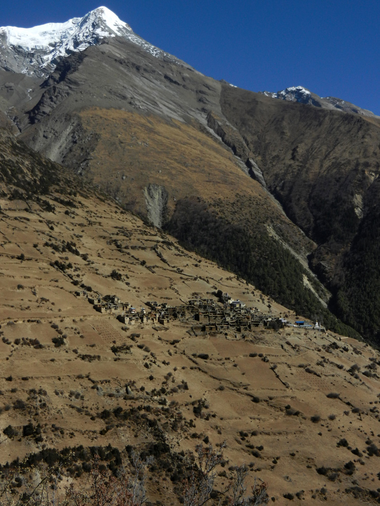 20 Gyaru village with Pisang Peak
