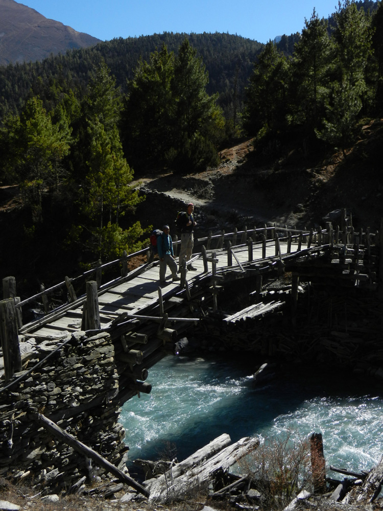 05 A fine wooden cantilever bridge