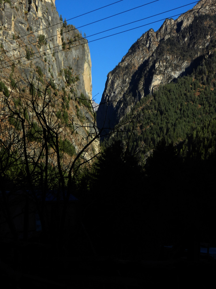 01 A last look up the cleft of the Naar Valley