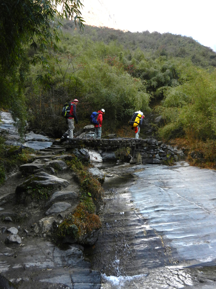 05 Johnny, Argen and Rajendra cross an esciting bridge