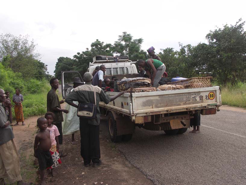 03 Stop to pick up dried fish and more passengers near the airport